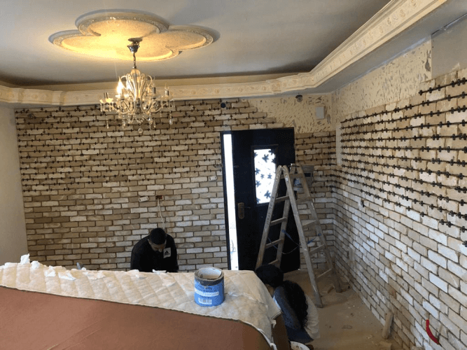 בריקים בקירות לפני